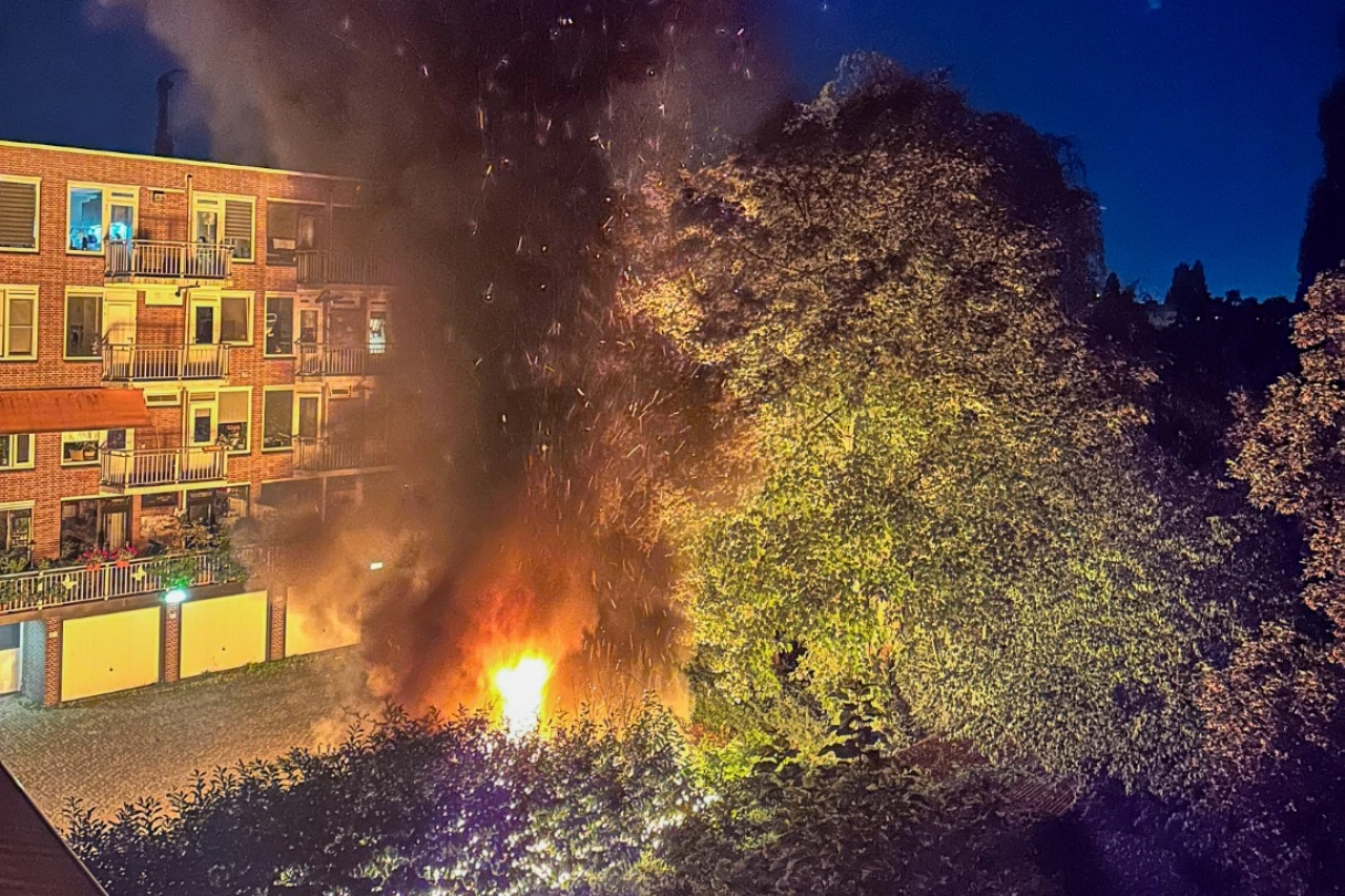 Meerdere auto's gaan in vlammen op aan de Goudsesingel