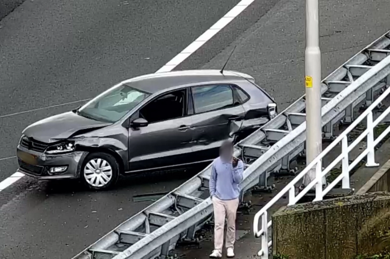Auto raakt beschadigd bij ongeval op Kethelplein