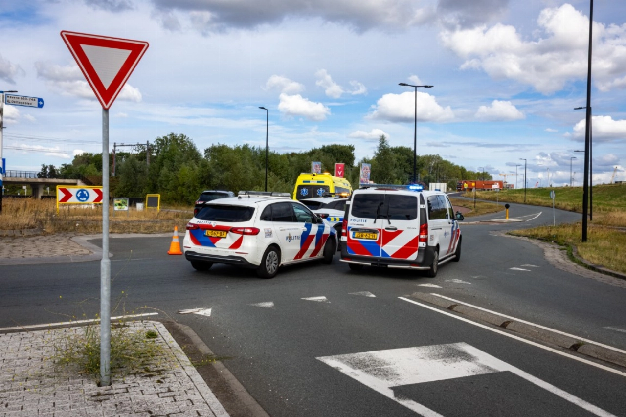 Aanrijding motor en auto bij rotonde Maassluissedijk
