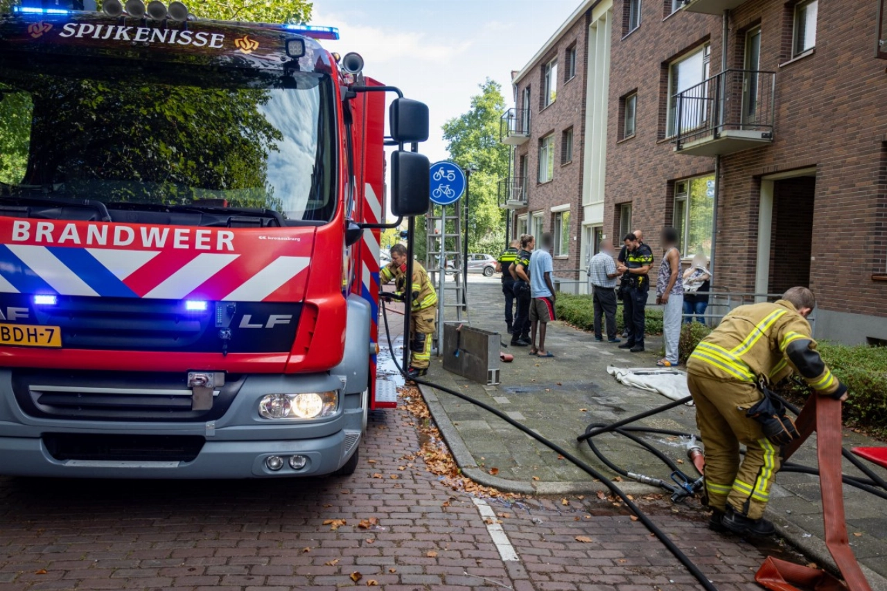 Vlaardingse brandweer blust keukenbrand