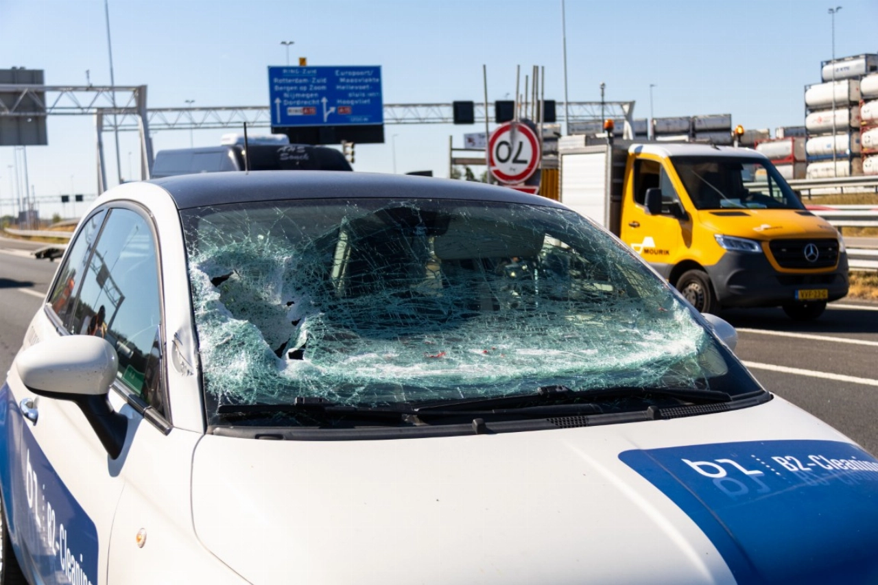 Bestuurder negeert rode kruizen en klapt vol op slagboom Beneluxtunnel
