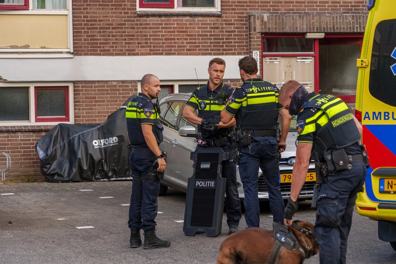 Slachtoffer met hoogwerker uit woning gehaald na steekpartij in Vlaardingen