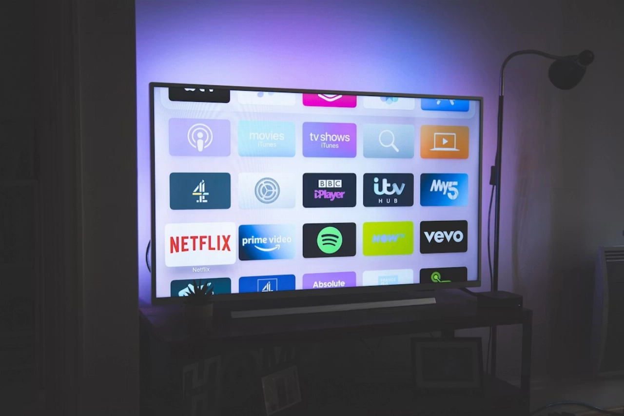 Waarom Nederlandse volwassenen de traditionele tv massaal inruilen voor online entertainment