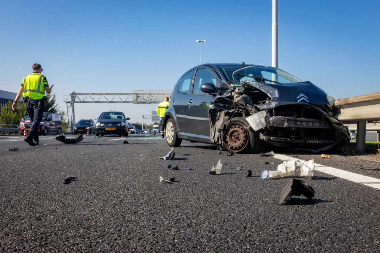 Drie auto’s botsen op A20, drie rijstroken dicht