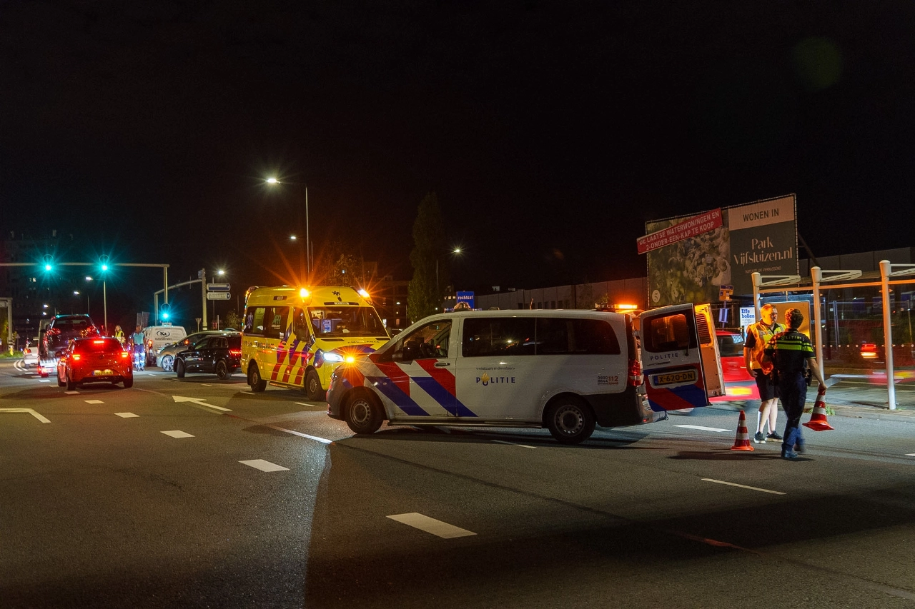 Bestuurder nagekeken na kop-staartbotsing op Schiedamsedijk