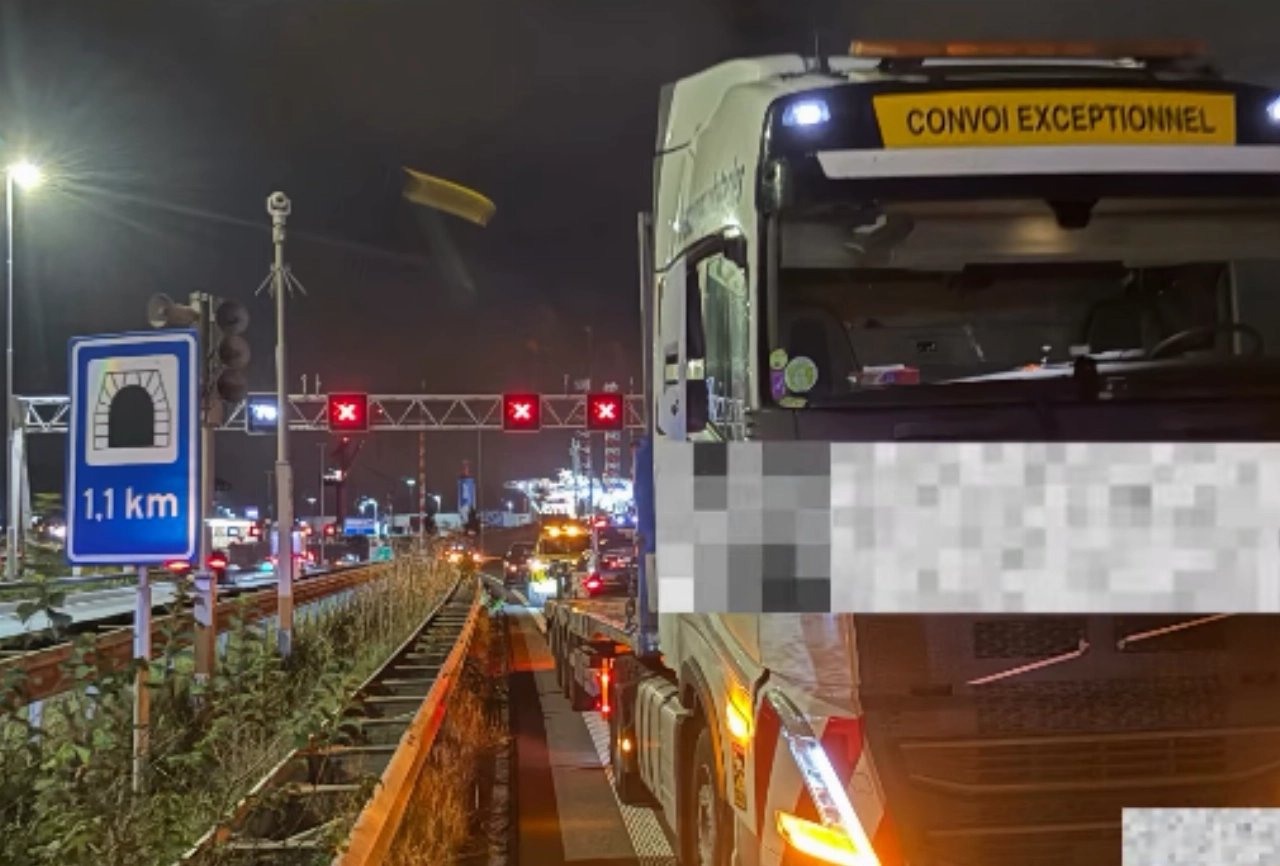 Vrachtwagen rijdt spookrijdend door de Beneluxtunnel na fout bij oprit Vijfsluizen
