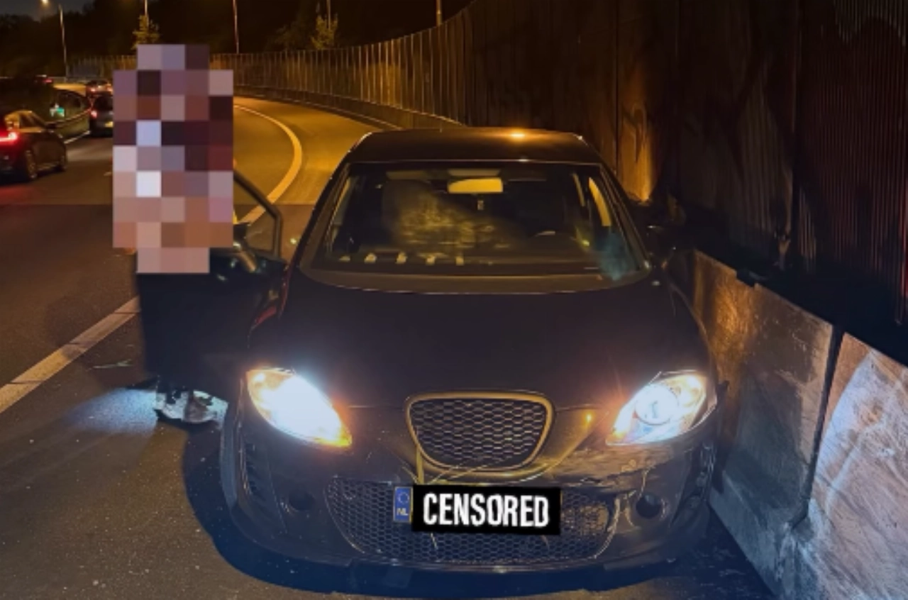 Auto botst op vangrail A20, inzittende komt met de schrik vrij