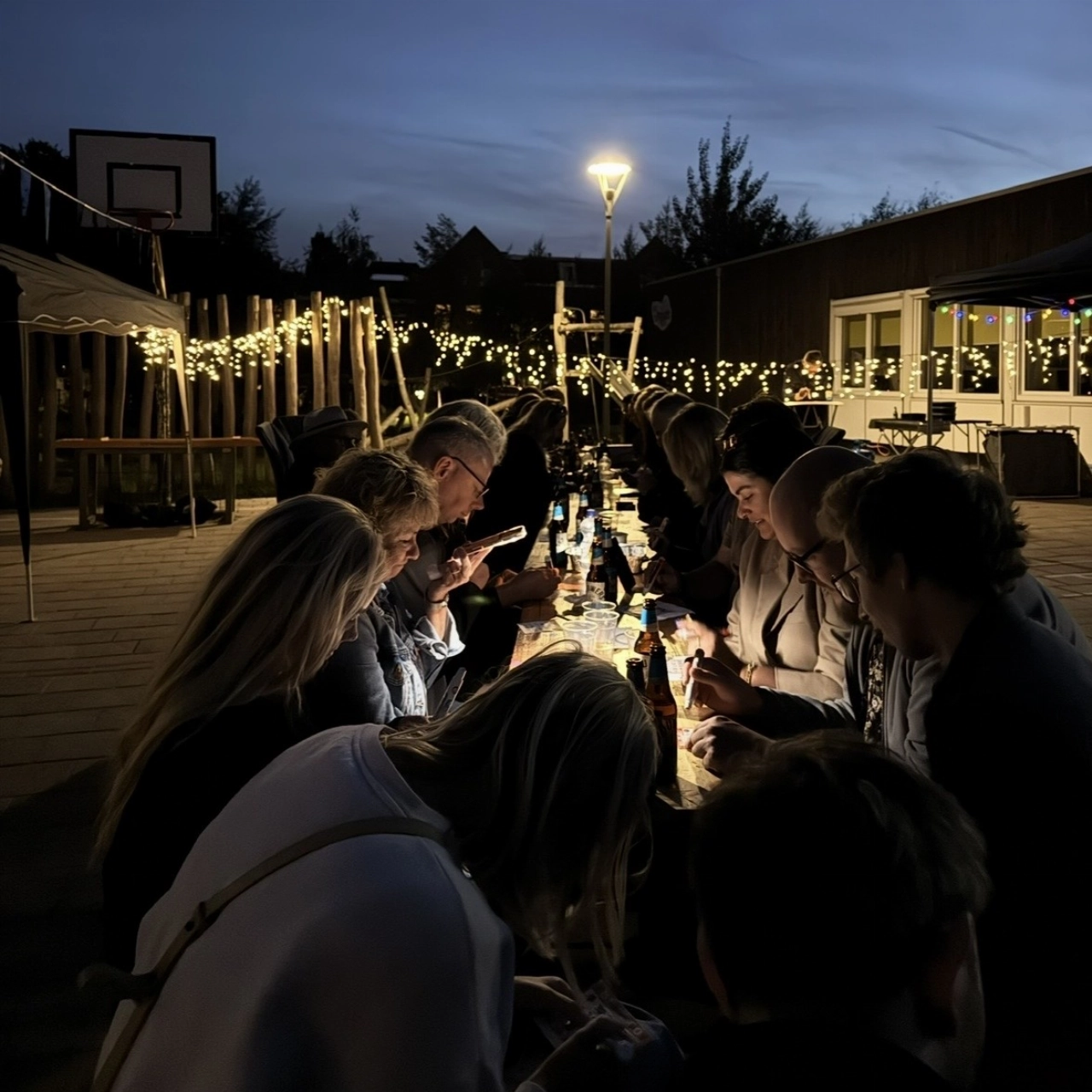 Buurtbarbecue brengt 45 bewoners Marktbuurt samen