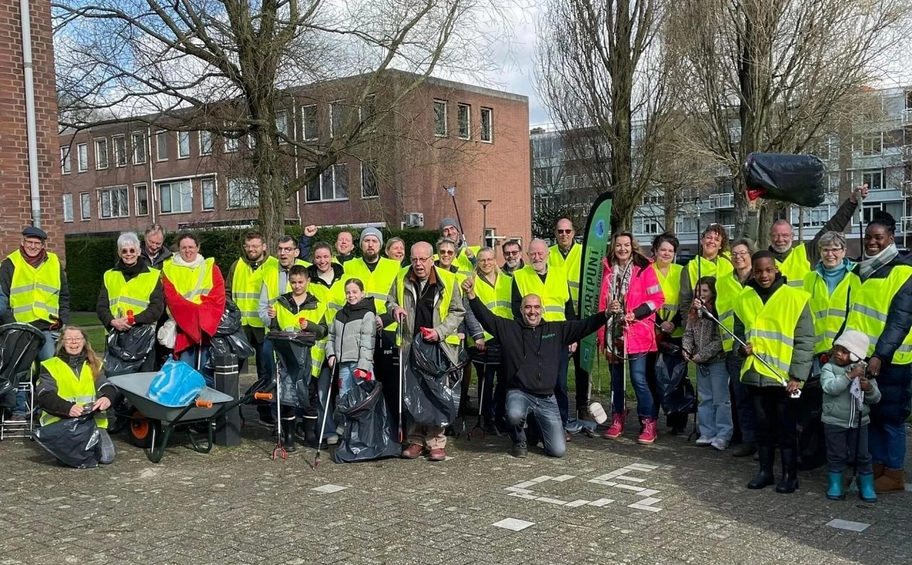 Honderden Vlaardingers de straat op voor grote opruimactie