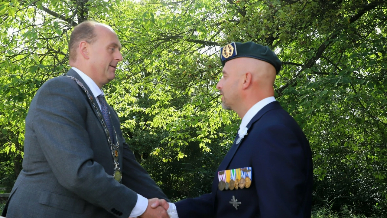 Dave de Vaal krijgt bijzonder draaginsigne tijdens Vlaardingse Veteranendag