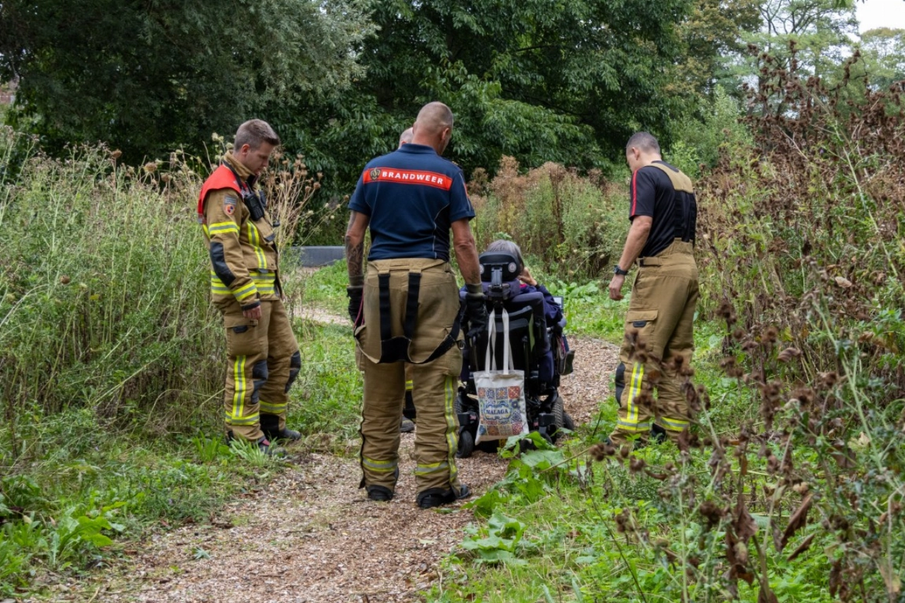 Elektrische rolstoel zakt weg op zacht pad, brandweer schiet te hulp