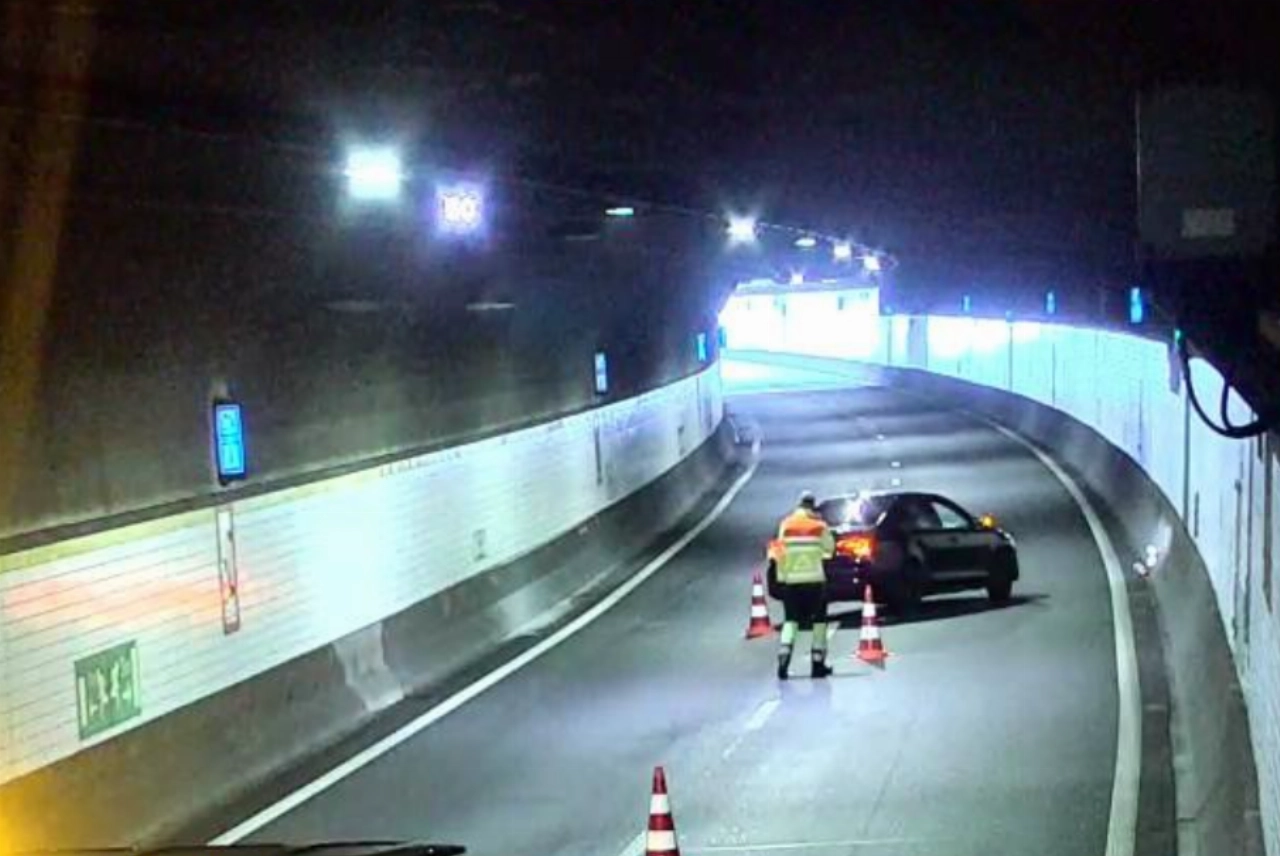 Kapotte auto zorgt voor flinke file op A4 richting Kethelplein
