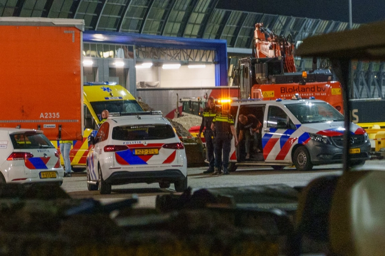 Vijftien illegale migranten gevonden in vrachtwagen bij DFDS in Vlaardingen