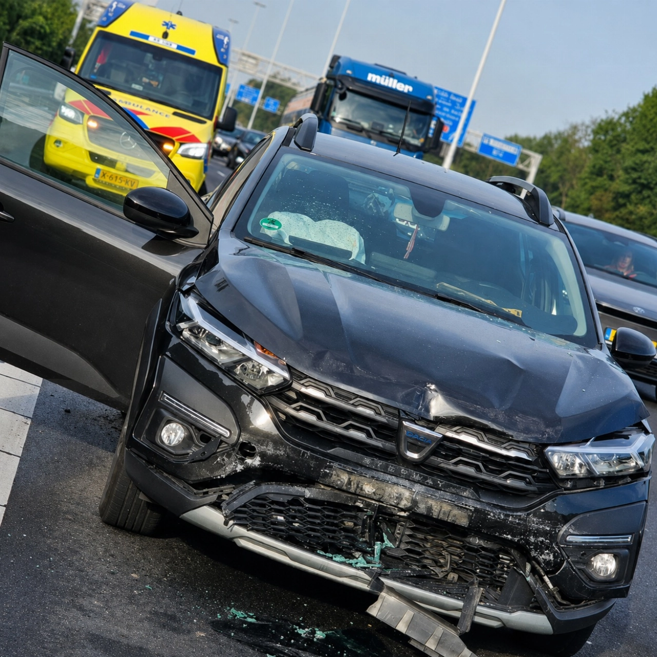 Gewonde naar ziekenhuis na kettingbotsing op A20 richting Rotterdam