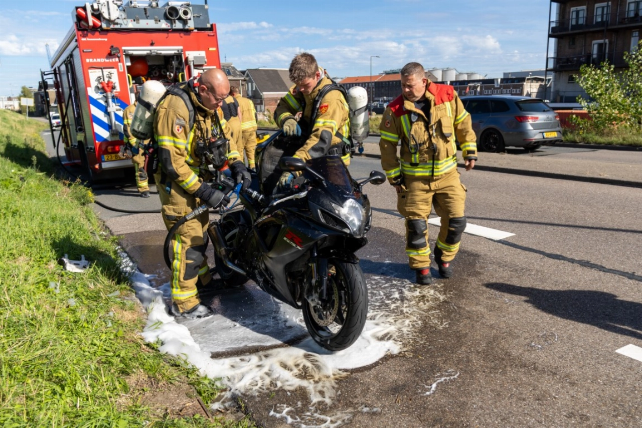 Motor vliegt tijdens toertocht in brand op Vulcaanweg