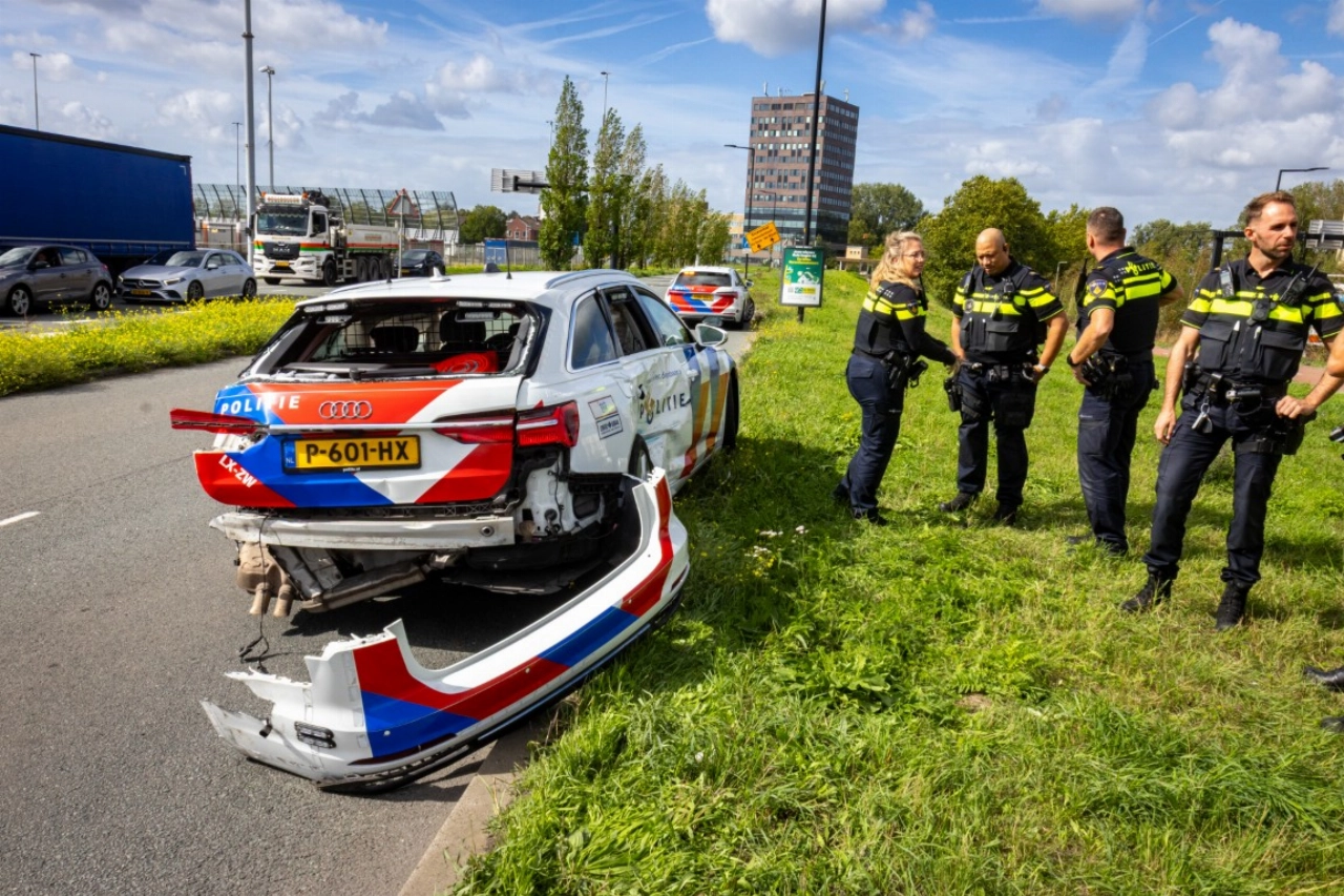 Politieauto zwaar beschadigd bij botsing op Schiedamsedijk