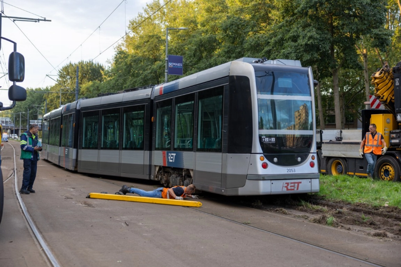 Ontspoorde tram in Schiedam legt verbinding vanuit Vlaardingen-Holy stil