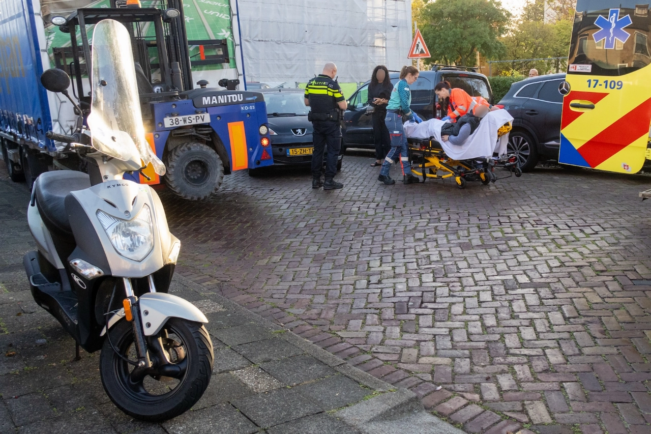 Scooterrijdster gewond bij aanrijding met auto