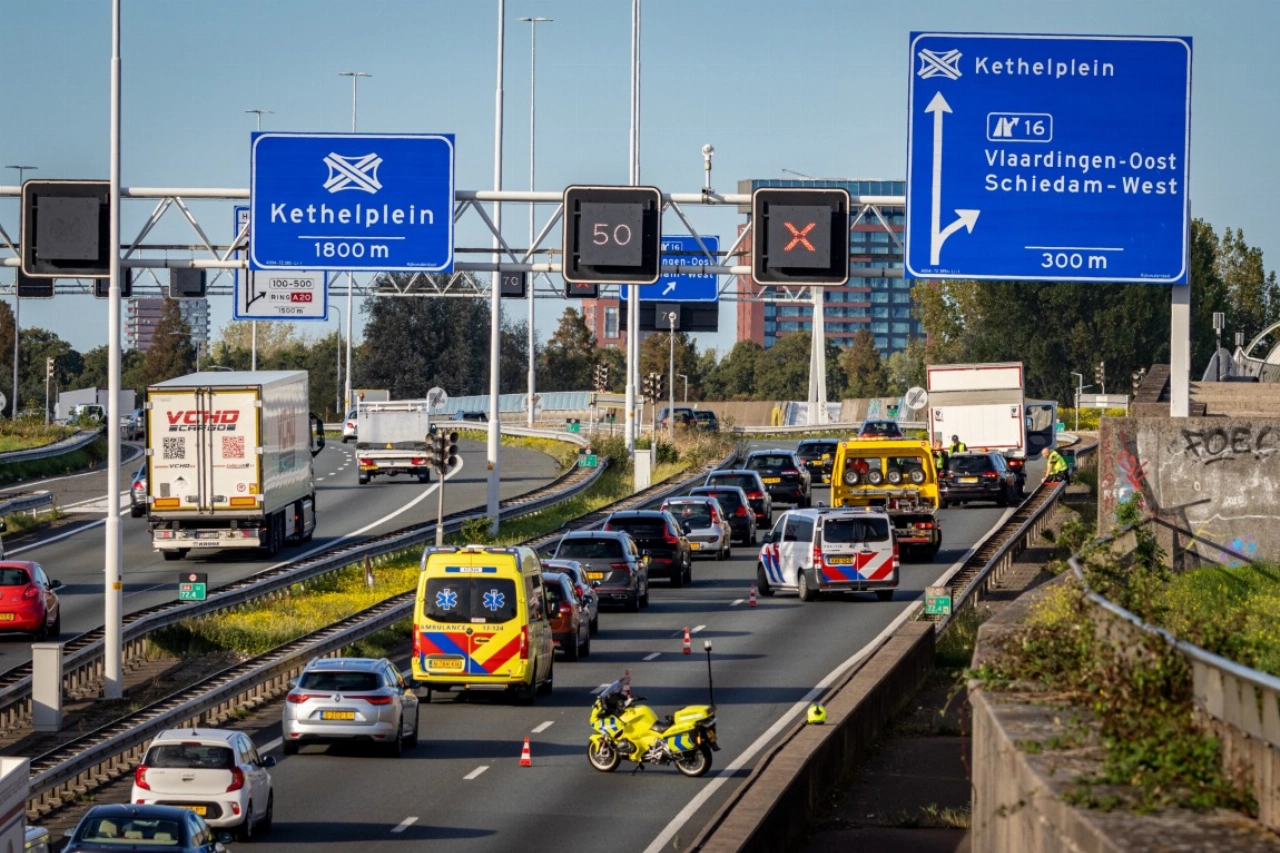 Rijstrook Beneluxtunnel dicht na botsing tussen auto en vrachtwagen