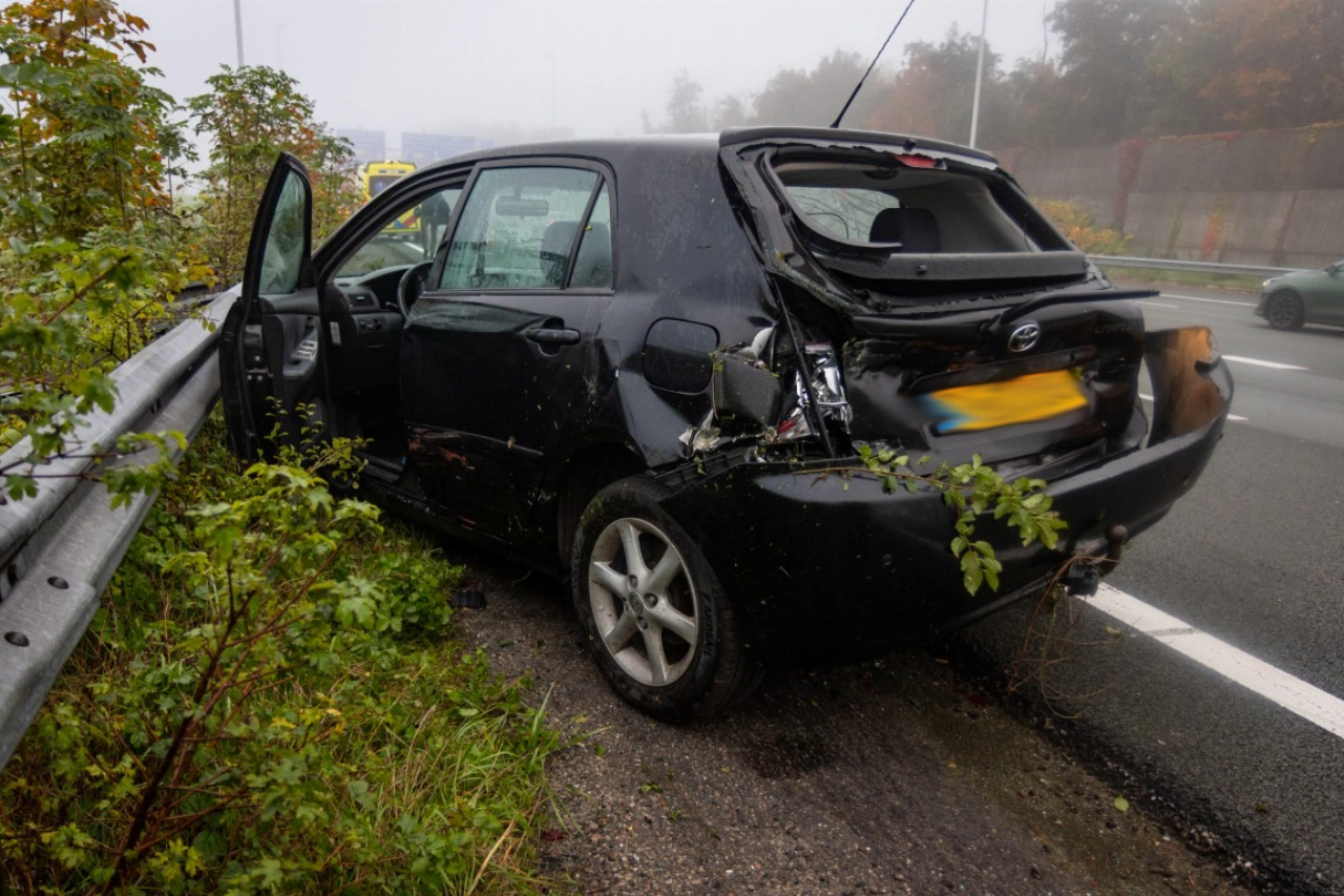 Auto in vangrail na botsing met vrachtwagen op A4