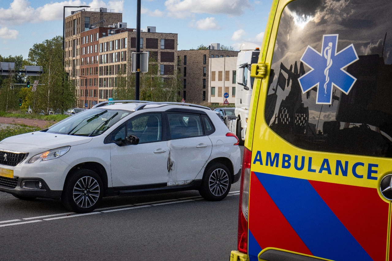 Auto flink beschadigd bij botsing met vrachtwagen bij Vijfsluizen