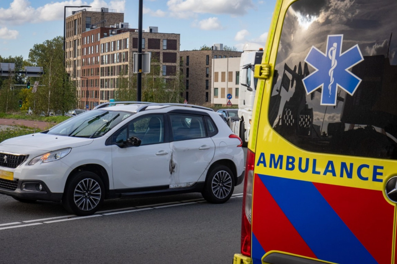 Auto flink beschadigd bij botsing met vrachtwagen bij Vijfsluizen