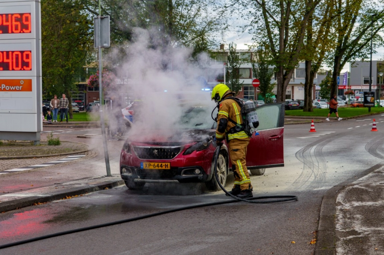 Auto vliegt tijdens het rijden in brand op Van Beethovensingel