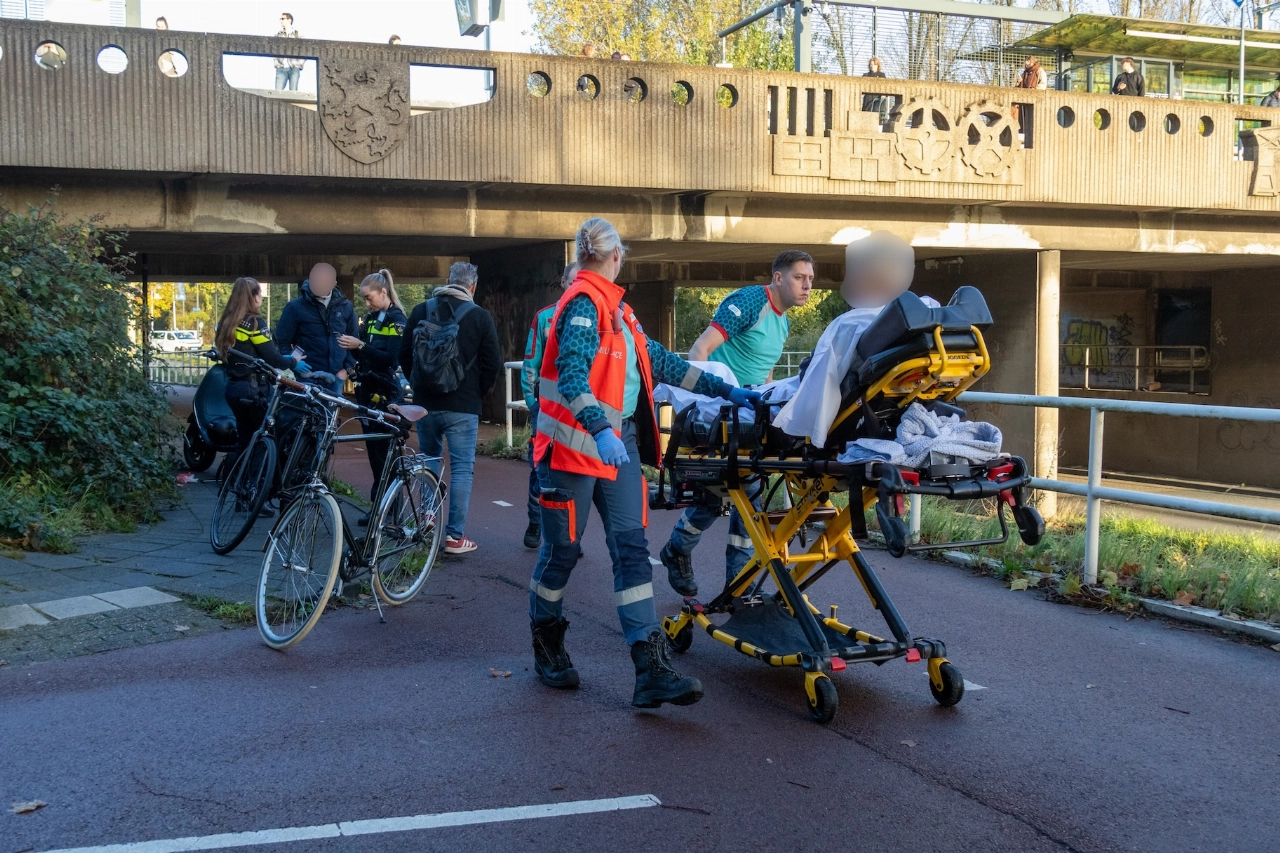 Man gewond bij aanrijding station Oost