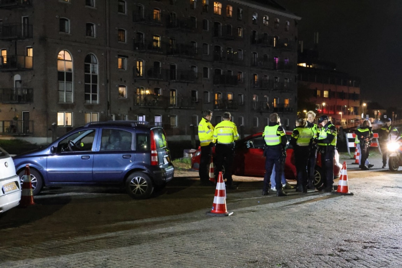 Wapens gevonden bij grote controle in Vlaardingen-Oost, acht aanhoudingen