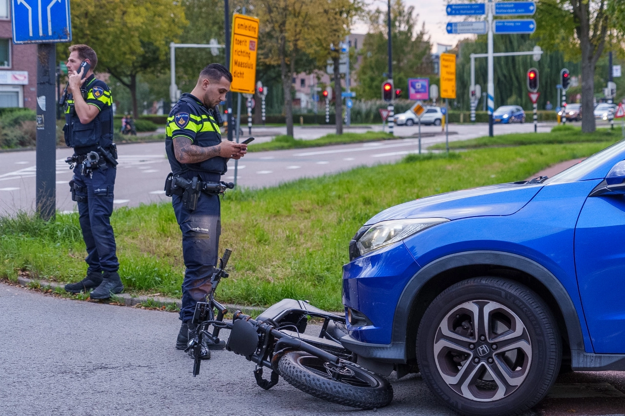 Fatbike belandt onder auto bij aanrijding op Westlandseweg