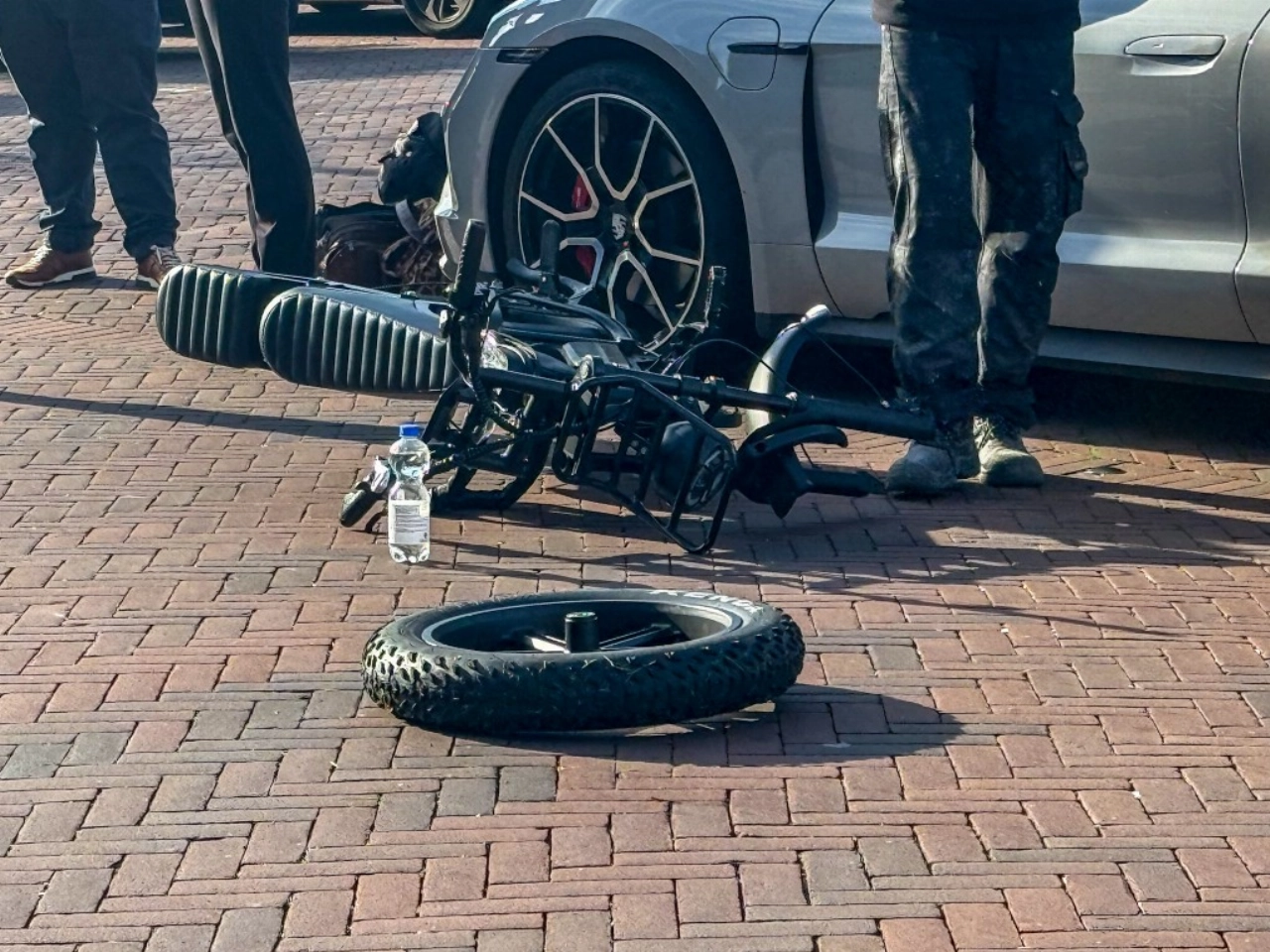 Twee jonge fatbikerijders naar ziekenhuis na val op Van Hogendorplaan