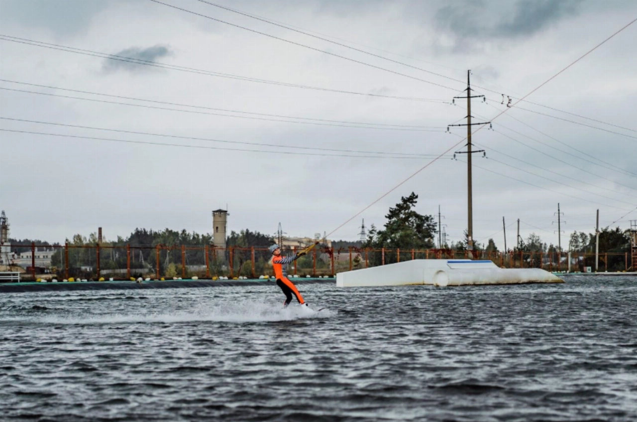 Storm Boelo zet Koningin Wilhelminahaven onder water