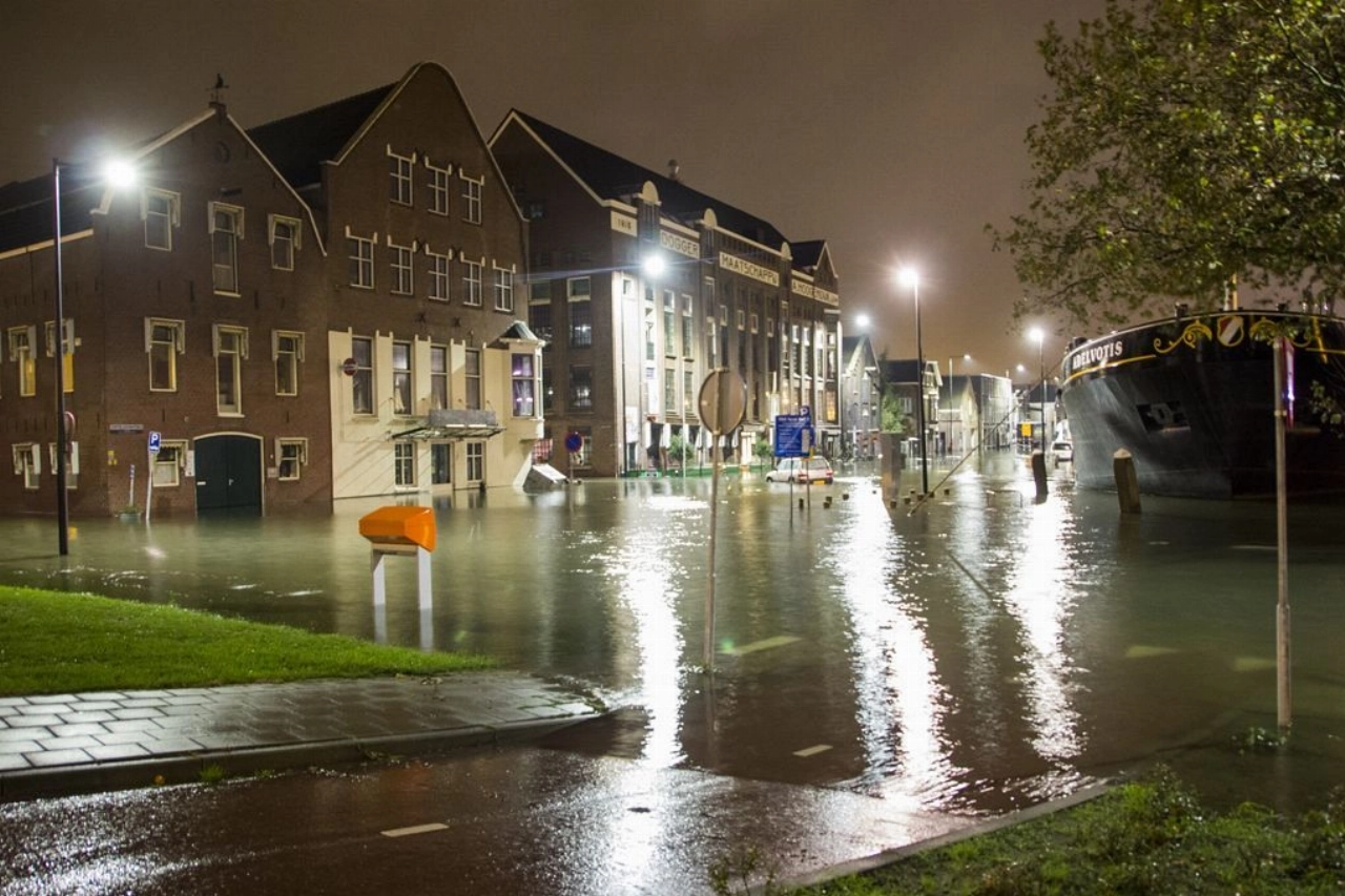Hoogwater verwacht in Vlaardingen, kades onder water