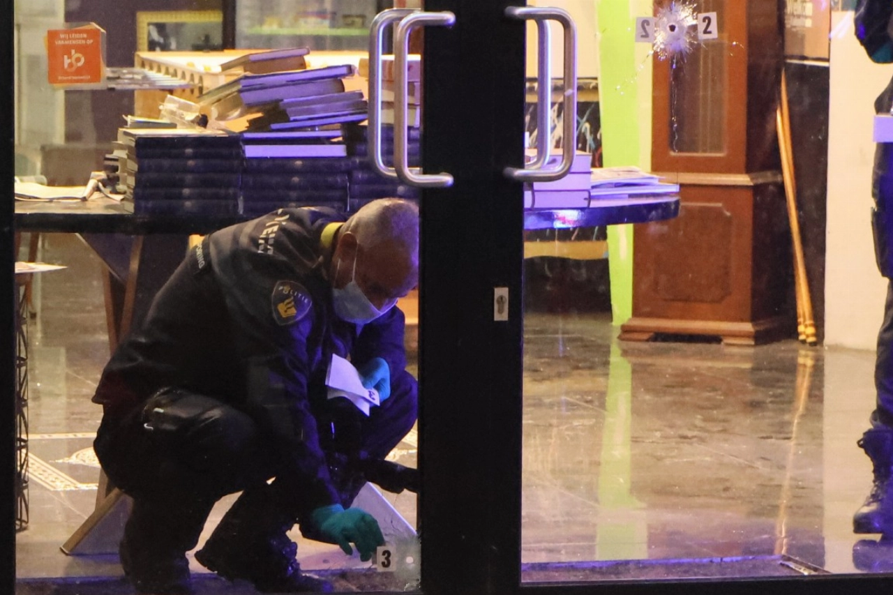 Kapsalon op het Veerplein beschoten: drie kogelgaten in ramen