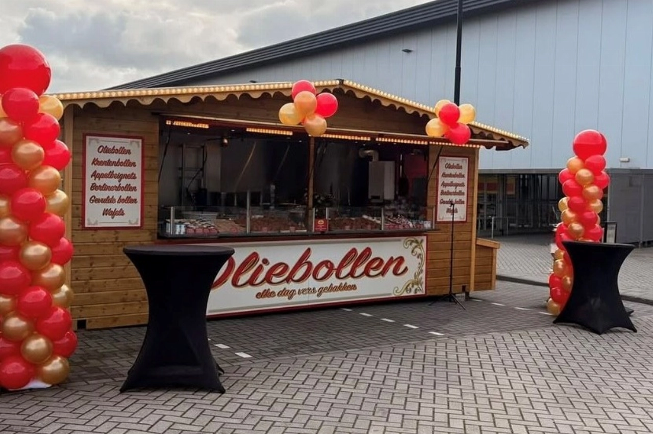 Nieuwe kraam, vertrouwde gezichten: Demy en Shirley bakken weer oliebollen