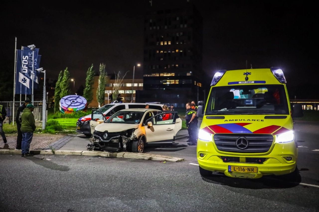 Bestuurder aangehouden voor rijden onder invloed na ravage op Vulcaanweg