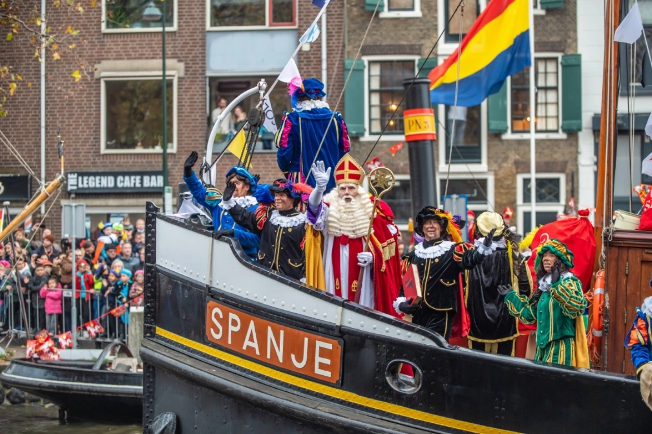 Sinterklaas komt met zeven boten en bijna 300 Pieten naar Vlaardingen