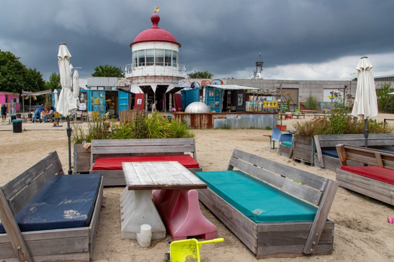 Meubels, kunst en materialen Stadsstrand in de verkoop