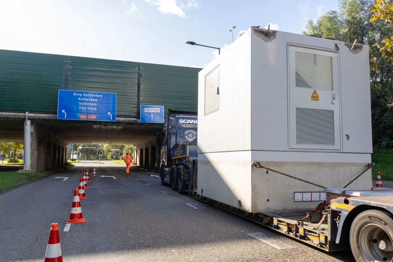 Te hoge vrachtwagen ramt viaduct A20
