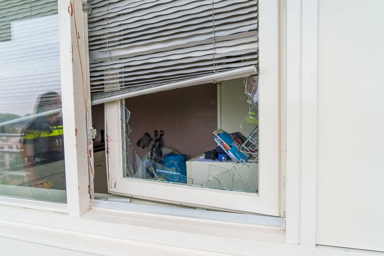 Politie slaat raam in en blijkt bij verkeerde woning te zijn