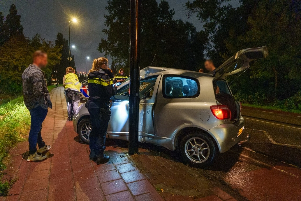 Gewonde bij botsing tegen lantaarnpaal op Westlandseweg