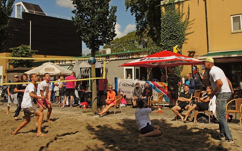 Een straat vol zand voor het Oporto Open Beachvolleybaltoernooi