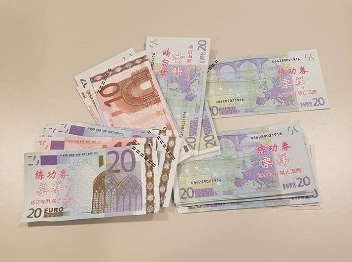 Politie onderzoekt vals geld met Aziatische tekens