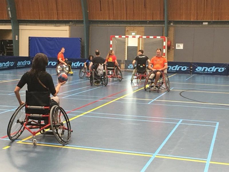 Nederlandse rolstoelhandballers bij ‘Aangepast Sporten MVS’