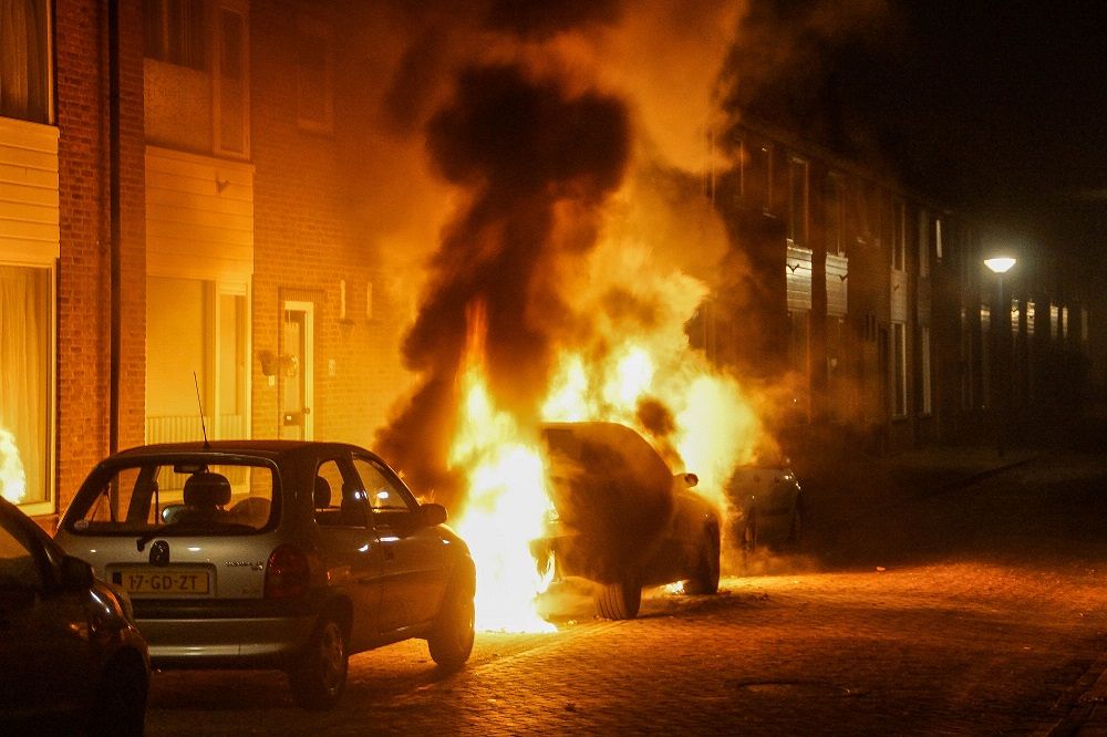 Auto volledig uitgebrand aan Jacob Catsstraat