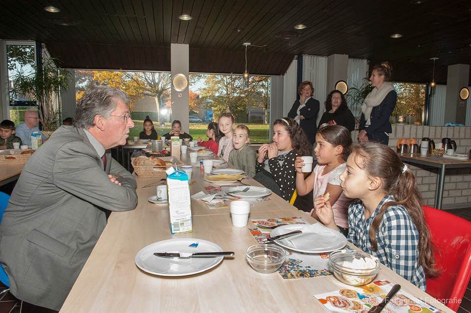 Kinderen brengen burgemeester Haan ontbijtje in stadhuis