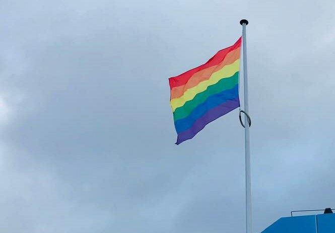 Gemeente Maassluis hijst regenboogvlag