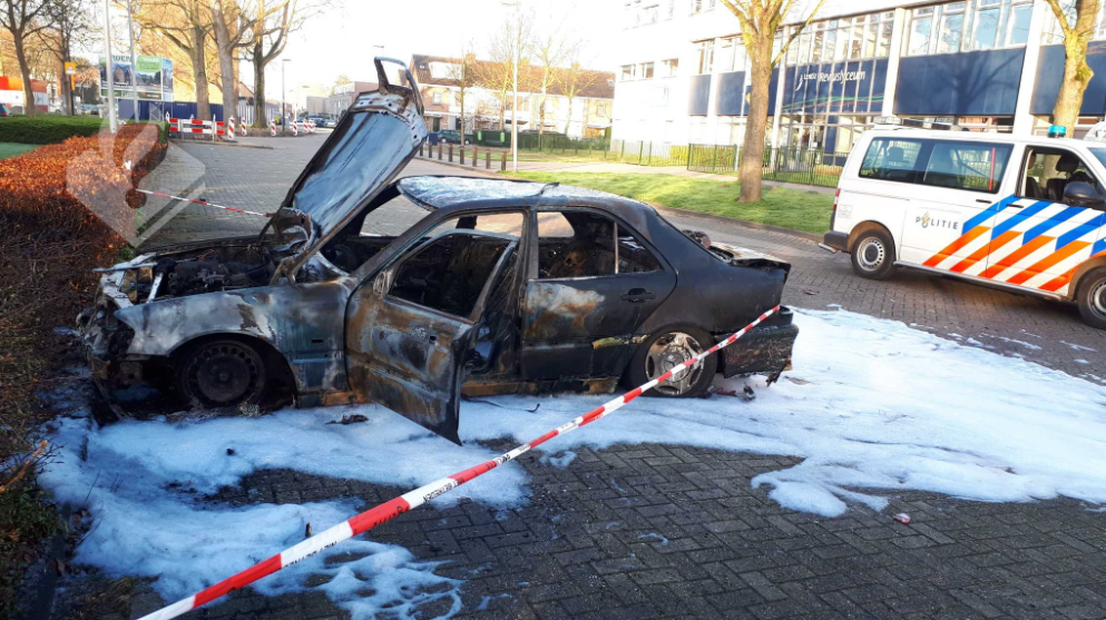 Auto uitgebrand aan het Reviusplein