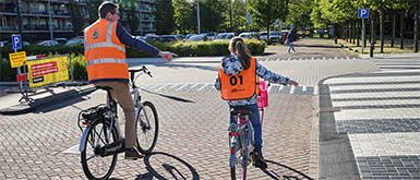 Wethouder Voskamp fietst mee met verkeersexamen