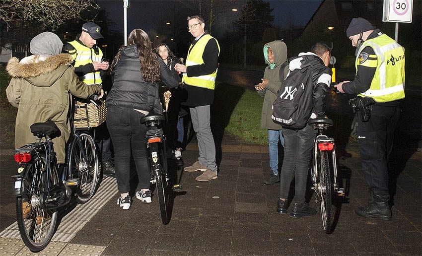 Boetes uitgedeeld bij fietsverlichtingscontrole Rozenlaan Maassluis